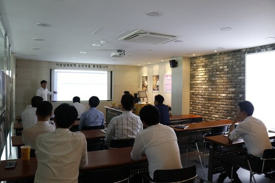 맥스바이저 솔루션 교육에 참여 중인 하남에프앤비 브랜드 운영팀© News1