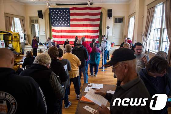 미국 중간선거 투표가 시작된 6일(현지시간) 버지니아 주 힐스보로의 한 투표소에서 유권자들이 길게 줄을 서 있다. © AFP=뉴스1 © News1 
