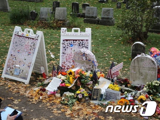 '나는 투표했다' 스티커가 붙은 수전 앤서니의 묘지 <출처=대니얼 펜필드 SNS>© News1