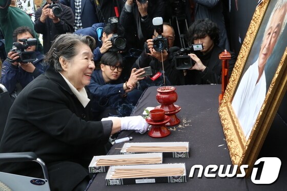 엄앵란(왼쪽)고 故 신성일 영정 /뉴스1 © News1 정우용 기자