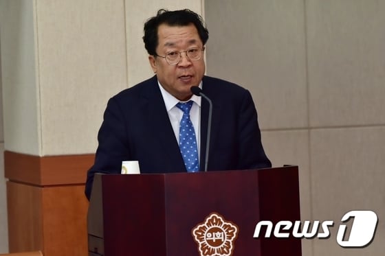 제천시의회  임시회에서  의원들의  질문에  답변하는  이상천  제천시장.© News1