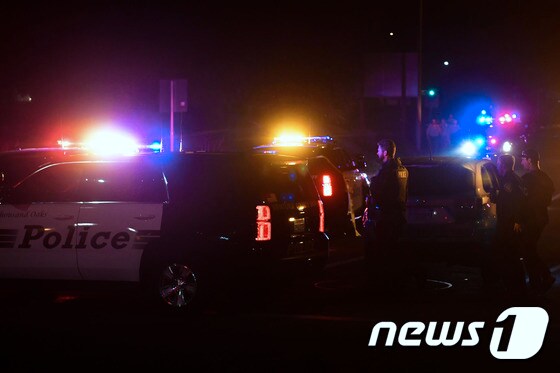미국 LA 인근에서 총격사건이 발생하자 현장에 출동한 경찰관들 © AFP=뉴스1