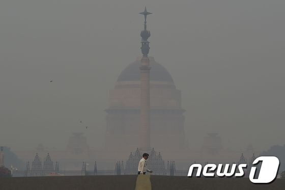 겨울철 스모그가 시작한 인도 뉴델리. © AFP=뉴스1