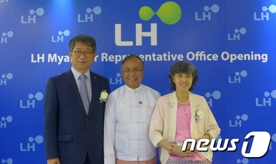 LH 미얀마 대표사무소 개소식에 참석한 박상우 LH 사장(좌측) 및 우 한쪼 미얀마 건설부 장관 내외(가운데, 우측)가 기념촬영을 하고 있다.(LH 제공)© News1