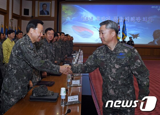 이왕근 공군참모총장이 지휘관회의 참석자들과 인사를 나누고 있다.© News1