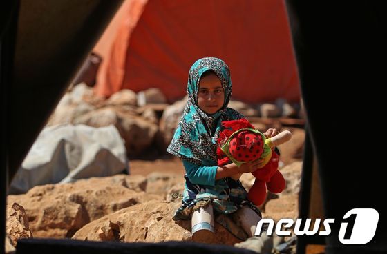 지난 6월20일 이들리브주 내 난민 캠프에서 깡통 의족을 찬 채 쉬고 있는 마야 무함마드 알리 메르히. (자료사진) © AFP=뉴스1<br><br>