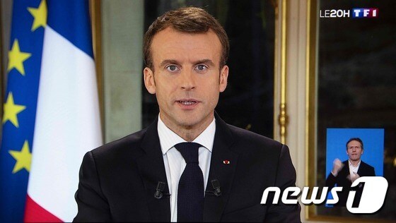 에마뉘엘 마크롱 프랑스 대통령이 10일(현지시간) 노란 조끼 시위가 일어난지 4주만에 TV를 통해 대국민연설을 하고 있다. © AFP=뉴스1