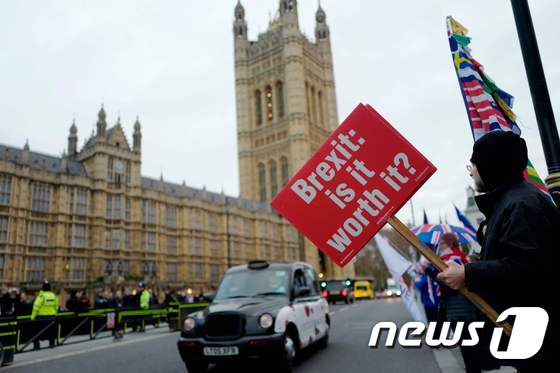 10일(현지시간) 영국 런던 빅벤 앞에서 벌어지고 있는 브렉시트 반대 시위. 플래카드에 '브렉시트: 가치가 있나?' 라는 내용이 적혀있다. © AFP=뉴스1