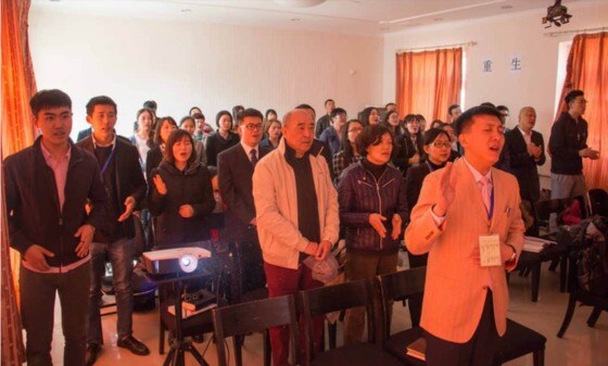 중국 기독교 신자들이 예배를 보고 있다 - 위키백과 갈무리
