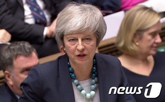 테리사 메이 영국 총리가 10일(현지시간) 런던 하원에 출석해 긴급 성명을 발표하고 있다. © AFP=뉴스1 © News1 우동명 기자