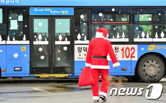 버스 타는 산타 할아버지