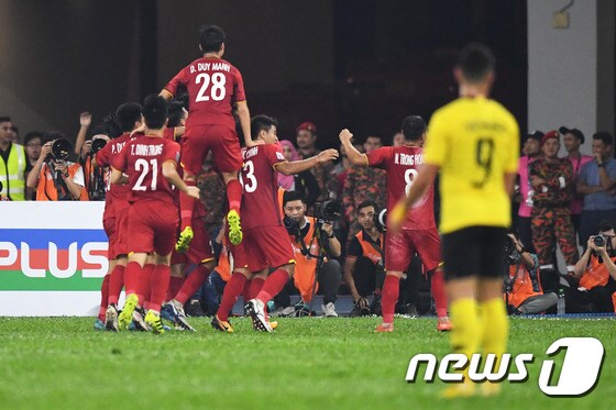 박항서 감독이 이끄는 베트남이 스즈키컵 결승 1차전에서 말레이시아와 2-2로 비겼다. © AFP=News1