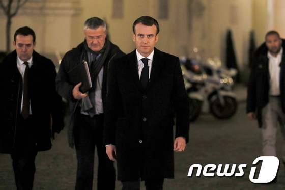 에마뉘엘 마크롱 프랑스 대통령(맨 가운데). © AFP=뉴스1
