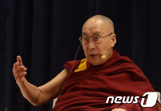 티베트불교의 정신적인 지도자 달라이라마가 12일(현지시간) 인도 뭄바이에서 열린 ‘불교에서 마이트리의 개념’ 세미나에서 연설을 하고 있다. © AFP=뉴스1 © News1 우동명 기자