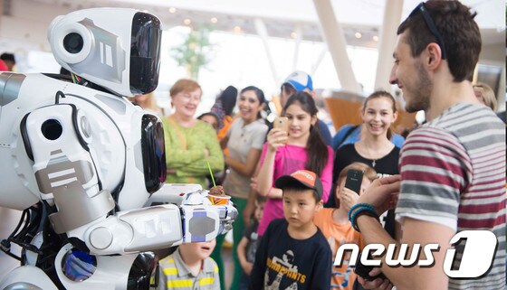 공식 웹사이트에서 판매하는 보리스의 동일한 로봇 의상 '로봇 알로샤'. (출처=쇼 로봇츠) © News1