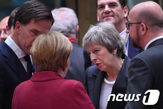테리사 메이 영국 총리가 13일 (현지시간) 브렉시트 협상을 논의하기 위한 브뤼셀의 EU 정상회의에 도착해 앙겔라 메르켈 독일 총리와 얘기를 나누고 있다. © AFP=뉴스1 © News1 우동명 기자