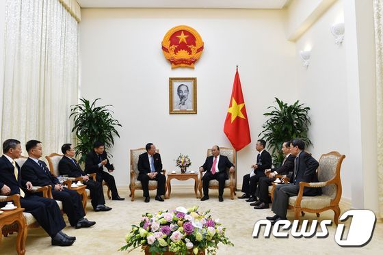 <br />지난 1일 베트남 하노이 정부 청사에서 리용호 북한 외무상(가운데 왼쪽)이 응우옌 쑤언 푹 베트남 총리(가운데 오른쪽)와 회담하고 있다. © AFP=뉴스1