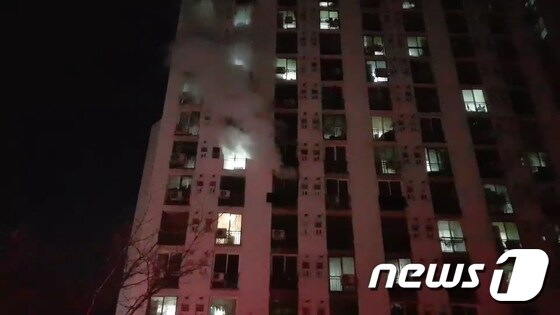14일 오후 7시45분쯤 서울 서대문구 현저동의 한 아파트 7층에서 불이 나 1명이 숨지고 20명이 대피했다. 2018.12.14/뉴스1 © News1 조현기 기자