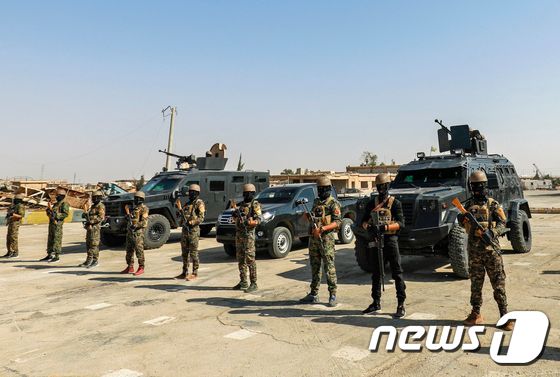 미국의 지원을 받고 수니파 무장단체 이슬람국가(IS) 소탕 작전에 참여하는 쿠르드 '시리아민주군'(SDF). (자료사진) © AFP=뉴스1