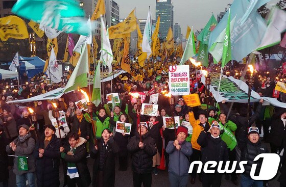 '정치개혁공동행동'과 바른미래당·민주평화당·정의당·민중당·노동당·녹색당·우리미래당 7개 정당이 15일 오후 서울 여의도 국회의사당 앞에서 '정치제도 개혁 촉구 불꽃집회'를 열고 