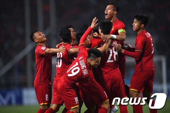 베트남이 15일 오후 9시30분(이하 한국시간) 베트남 하노이의 미딘 스타디움에서 말레이시아와 2018 AFF 스즈키컵 결승 2차전을 치러 1-0으로 승리, 10년만의 우승을 차지했다. 전반 6분 응우옌아인득의 결승골이 터진 뒤 기뻐하는 선수들. © AFP=News1