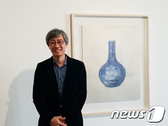 구본창 작가가 14일 개인전이 열리고 있는 국제갤러리 부산에서 작품에 대해 설명하고 있다.© News1