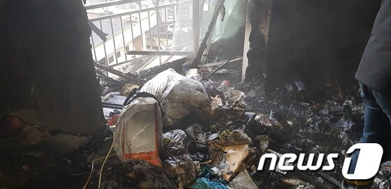 16일 오후 2시35분쯤 경남 김해시 부원동 한 5층짜리 아파트 5층에서 불이 나 내부가 전소했다.(경남소방본부 제공)2018.12.16/뉴스1© News1