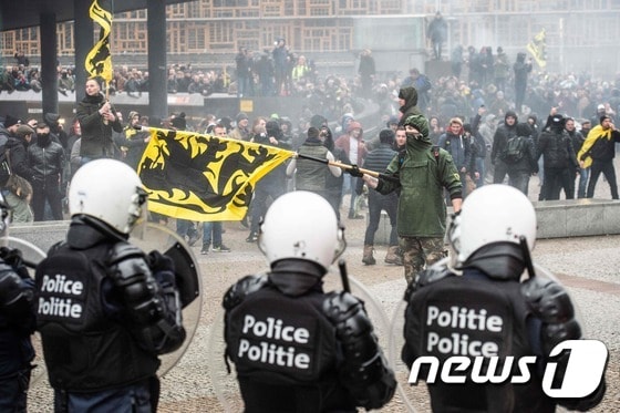  유엔난민협약에 반대하는 벨기에 시민들이 16일(현지시간) 열린 집회 도중 경찰과 충돌하고 있다. © AFP=뉴스1