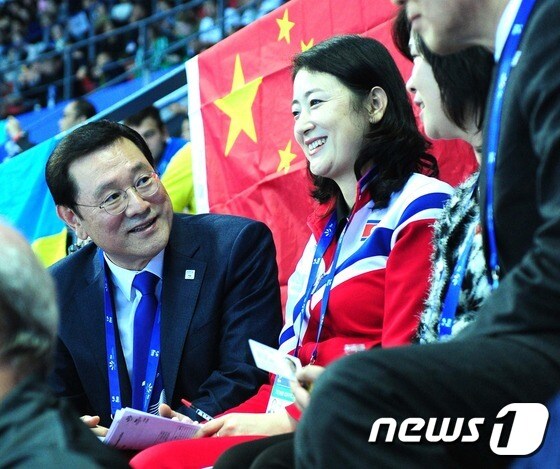 이용섭 광주시장이 중국 항저우에서 열린 세계수영선수권대회에서 북한 수영대표단을 만나 대화를 나누고 있다 © News1