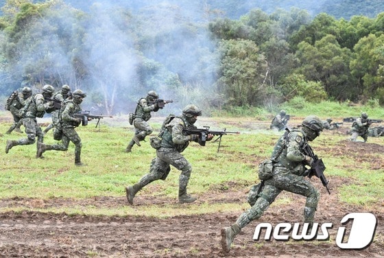 훈련 중인 대만 군인들. (자료사진) © AFP=뉴스1
