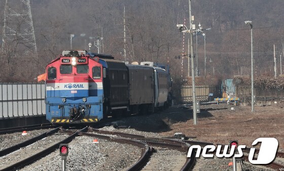 남북 철도공동조사에 나섰던 열차가 18일 오전 경기도 파주 도라산역으로 들어서고 있다.  2018.12.18/뉴스1 © News1 사진공동취재단