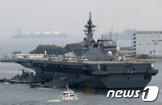 일본 해상자위대가 운용 중인 헬기 탑재형 대형 호위함 '이즈모'. 일본 정부는 18일 방위계획 대강 개정 및 2019~23년 중기 방위력 정비계획 의결을 통해 '이즈모'급 호위함을 F-35B 스텔스 전투기를 탑재할 수 있는 항공모함(다용도 호위함)으로 개조하기로 결정했다. © AFP=뉴스1