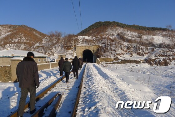 남북 철도 공동조사단이 눈이 쌓인 북측 피자령 터널을 살펴보고 있다. (통일부 제공) 2018.12.18/뉴스1