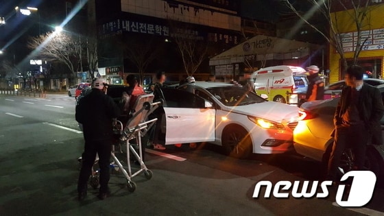 19일 오전 0시52분쯤 부산 남구 대연동에 있는 한 도로에서 술에 취한 BMW 운전자가 차량 3대를 들이받아 한 명이 다쳤다. 경찰과 소방대원들이 현장을 수습하고 있다.(부산지방경찰청 제공)© News1