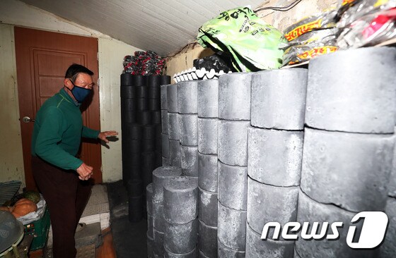 19일 광주 남구 주월동 한 주택에 사는 김영우씨(76)가 연탄을 때기 위해 연탄 창고에서 분주한 모습을 보이고 있다./뉴스1 © News1
