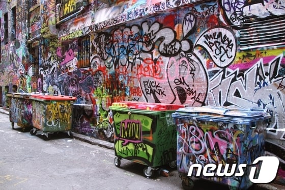 실제로 사용되는 쓰레기 통에도 그라피티가 그려있다. 이 쓰레기통 위에 앉아 인증 사진을 찍는 여행객도 쉽게 볼 수 있다.© News1  