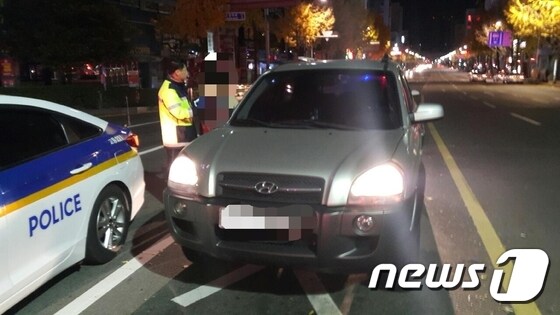 2일 오전 부산 기장군에서 술을 마시고 만취상태로 운전한 투싼 운전자 A씨가 부산 연제구에서 경찰에 붙잡혔다. 도로 위에 서 있는 투싼.(부산지방경찰청 제공)© News1