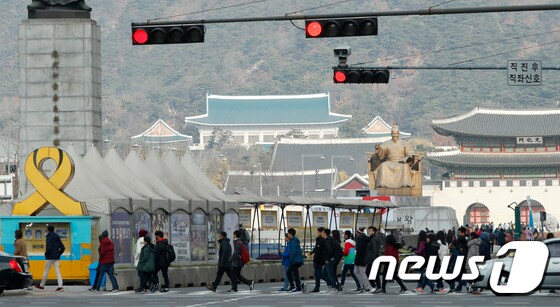2일 서울 광화문 네거리에 청와대를 배경으로 빨간 신호등이 켜져있다.  2018.12.2/뉴스1 © News1 안은나 기자