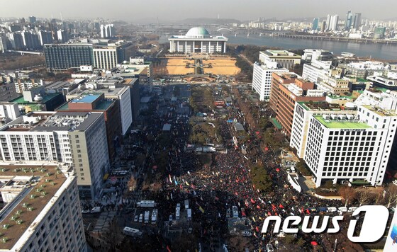 택시업계 종사자들이 20일 오후 서울 여의도 국회 앞에서 열린 카카오 카풀 반대 택시 생존권 사수 3차 집회를 갖고 있다.  © News1 박세연 기자