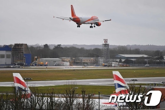 21일(현지시간) 항공기 운항이 재개된 영국 런던 개트윅 공항. © AFP=뉴스1