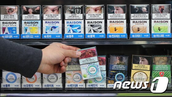23일 서울 종로구의 한 편의점에 교체된 경고그림을 부착한 담배가 진열되어 있다. 2018.12.23/뉴스1 © News1 허경 기자