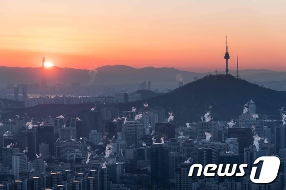 서울의 스카이라인. 남산타워(오른쪽)와 롯데월드타워(왼쪽)이 보인다.  © AFP=뉴스1