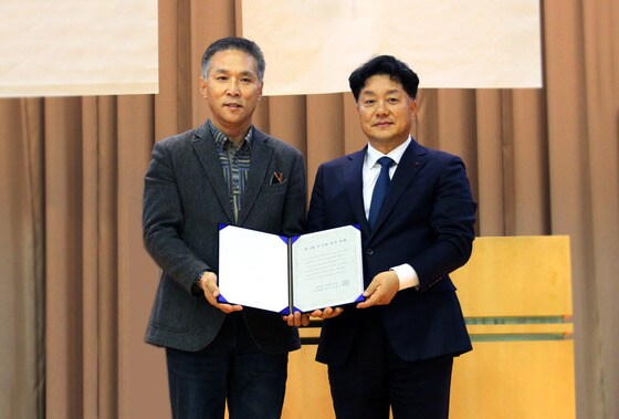 김윤수 애플라인드 대표(왼쪽)와 홍희성 안산시 유도회장이 후원 물품 전달식을 마치고 기념사진을 촬영하고 있다.© News1