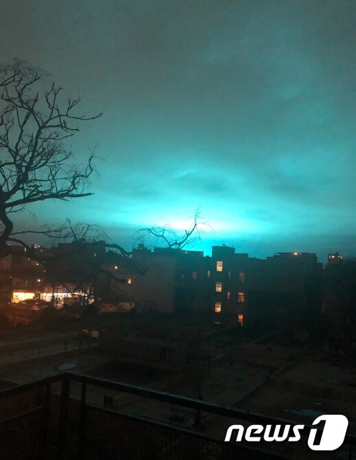 변압기 폭발로 파랗게 변한 뉴욕 밤하늘 <출처=트위터 갈무리> © News1
