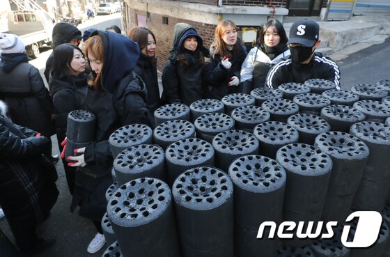 서울 고지대 주민들에게 전할 연탄을 나르고 있는 학생들. 2018.12.28/뉴스1 © News1 
