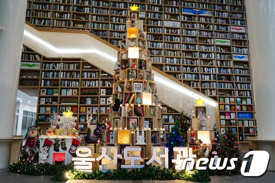 울산도서관 1층 메인로비에 5m 규모의 이색 북트리가 설치됐다.(울산시 제공)© News1