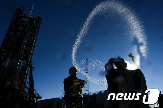 러시아 정교회 신부가 MS-11호 발사를 앞두고 발사대에서 성공적인 발사를 기원하는 기도를 하고 있다. © AFP=뉴스1