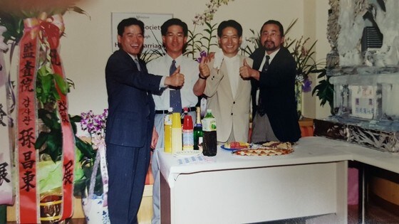삼성 재직 시절 인연을 맺은 동료들과 2000년 7월  '비에나래 창업' 을 기념 하는 손동규 대표(오른쪽에서 두번째) © News1