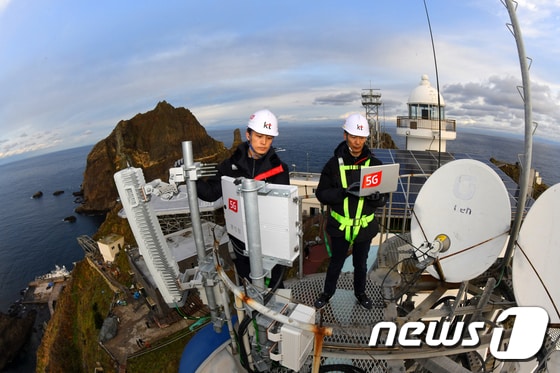KT 직원들이 경북 울릉군 독도에서 5G 독도 기지국을 점검하는 모습./뉴스1 © News1 안은나 기자