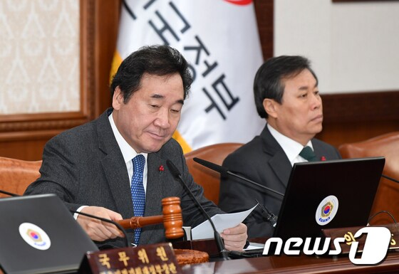 이낙연 총리가 국무회의에서 개의를 선언하고 있다. 2018.12.31 구윤성 기자